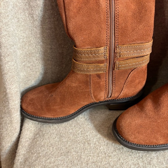 CLARKS Sz 7 Knee High Boots Cushioning to Grippy Sole Buckle Detail Zip Up - Picture 10 of 13